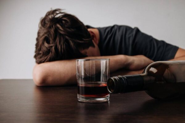 Kroki do Trzeźwości: Jak Rzucić Alkohol i Zmienić Swoje Życie